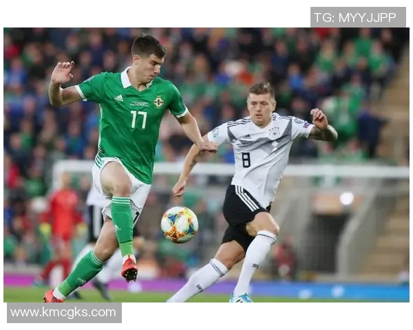 德国足球明星戴面具逆袭赛场诠释坚韧精神与不屈斗志