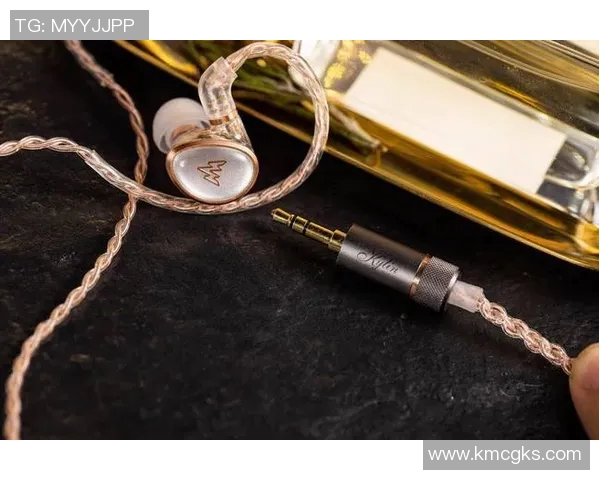 耳机挂件足球星潮流饰品点亮运动风尚，尽显个性与活力