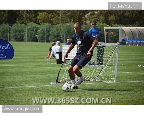 足球明星庆祝瞬间定格荣耀时刻展现冠军风采与激情四溢的赛场魅力