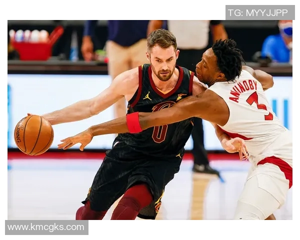 足球女主持人遭球星亲吻引发热议现场气氛一度失控 足球女主持人遭球星亲吻引发热议现场气氛一度失控